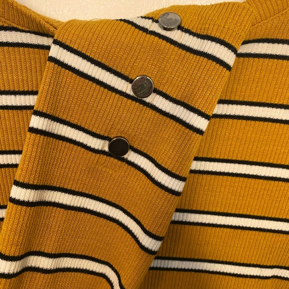 Medium long sleeve tee with button detailing on sleeves - Picture 3 of 3